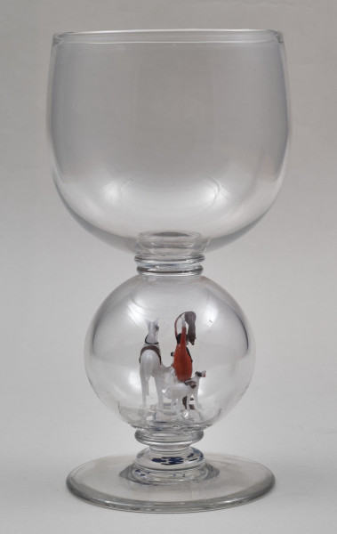 Kielich w typie „Römer”. Posiada półkolistą czaszę z cylindrycznym zwężeniem u góry. Charakterystyczny jest nodus w kształcie kuli. Kielich zakończony jest okrągłą, gładką stopą. W nodus wtopiona jest scena myśliwska.