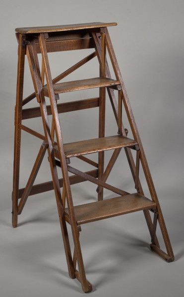 Na zdjęciu znajdują się drewniane, rozkładane schodki biblioteczne.