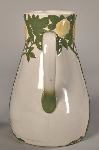 Dzbanek toaletowy, mały, zdobiony gałązkami i owocami cytryny. Widok na uchwyt.