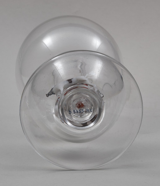 ﻿Kielich w typie „Römer”. Posiada półkolistą czaszę z cylindrycznym zwężeniem u góry. Charakterystyczny jest nodus w kształcie kuli. Kielich zakończony jest okrągłą, gładką stopą. Stopa i czara połączone są z nodusem pierścieniami. W nodus wtopiona jest scena myśliwska.