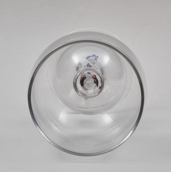 Kielich w typie „Römer”. Posiada półkolistą czaszę z cylindrycznym zwężeniem u góry. Charakterystyczny jest nodus w kształcie kuli. Kielich zakończony jest okrągłą, gładką stopą. W nodus wtopiona jest scena myśliwska.