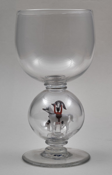 Kielich w typie „Römer”. Posiada półkolistą czaszę z cylindrycznym zwężeniem u góry. Charakterystyczny jest nodus w kształcie kuli. Kielich zakończony jest okrągłą, gładką stopą. W nodus wtopiona jest scena myśliwska.