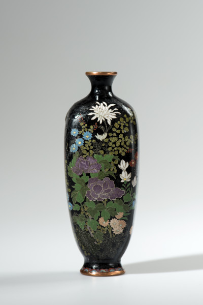 Front niewielkiego wazonika z peoniami, chryzantemami.
