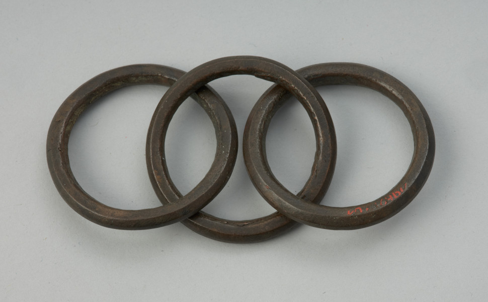 Ozdoba rzędu końskiego; brzękadło - ujęcie z tyłu; Zawieszka-brzękadło złożone z trzech złączonych ze sobą kółek o równych średnicach 4,2 cm, tworzących łańcuch.