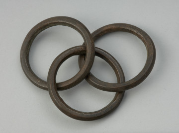 Ozdoba rzędu końskiego; brzękadło - ujęcie z przodu; Zawieszka-brzękadło złożone z trzech złączonych ze sobą kółek o równych średnicach 4,2 cm, tworzących łańcuch.