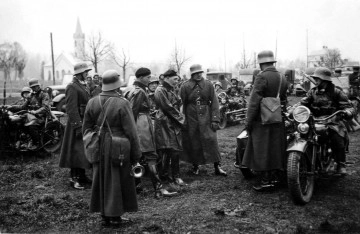 MZŁ-DRM-1901/39 Zdjęcie przedstawia wizytację 10 PSK przez dowódcę 10 BK i szefa sztabu brygady. Oficerowie brygady noszą berety czarny wz.37 , kurtki skórzane, spodnie bryczesy i wysokie buty. Pułkownik (jak i jego strzelcy) noszą hełmy niemieckie wz. 1916, sukienne płaszcze i wysokie buty.