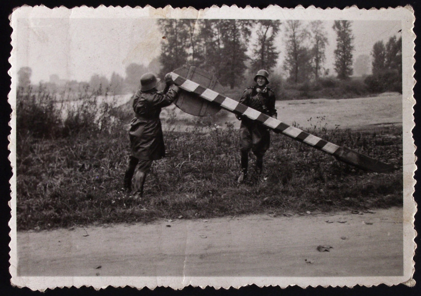 Zdjęcie przedstawia dwóch poruczników 10 PSK w czasie „ręcznej” zmiany granicy