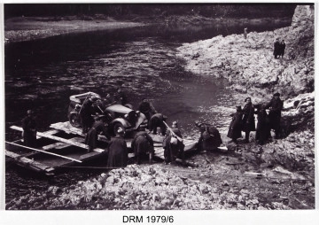 MZŁ-DRM-1979/6 Zdjęcie pokazuje przeprawę samochodu i motocyklu przez górską rzekę