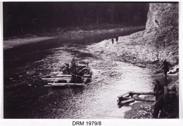 MZŁ-DRM-1979/8 Zdjęcie pokazuje przeprawę samochodu i motocyklu sprzez górską rzekę Dunajec.