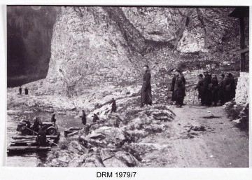 MZŁ-DRM-1979/7 Zdjęcie przedstawia przeprawę samochodu i motocyklu przez górską rzekę Dunajec