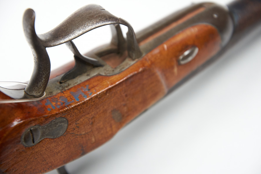 Pistolet Kapisz, wojskowy ze stemplem na zawiasie ruchomym, umieszczonym pod lufą. Na lufie nr.4. Lufa w części nabojowej ośmiokątna, dalej okrągła.