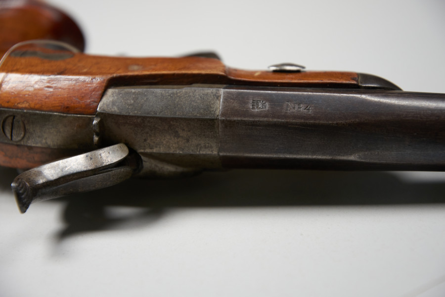 Pistolet Kapisz, wojskowy ze stemplem na zawiasie ruchomym, umieszczonym pod lufą. Na lufie nr.4. Lufa w części nabojowej ośmiokątna, dalej okrągła.