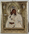 : ikona z wizerunkiem Bogurodzicy Eleusy w półpostaci, z Dzieciątkiem po lewej stronie, przytulonym do policzka Marii; w okładzie srebrnym złoconym