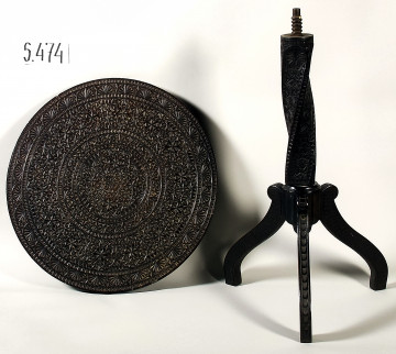 Stolik czrny ornamentowany oryg.