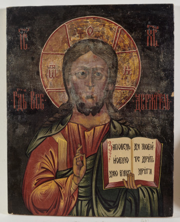 Frontalny wizerunek Chrystusa Pantokratora w popiersiu, błogosławiącego prawicą, w lewicy trzymającego otwartą Księgę Ewangelii  z cyrylickim cytatem