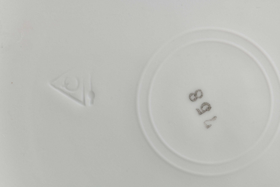 Talerz głęboki, widok fragmentu z sygnaturą, zdjęcie do kart