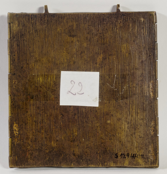 ikona Deesis w wariancie podstawowym, z wizerunkami Chrystusa Pantokratora na środkowym oraz Bogurodzicy i Jana Chrzciciela na bocznych skrzydłach tryptyku; po złożeniu na licu Krzyż Golgocki w otoczeniu symboli Ewangelistów; inskrypcje cyrylickie opisujące postacie i przedstawienie: Pantokratora