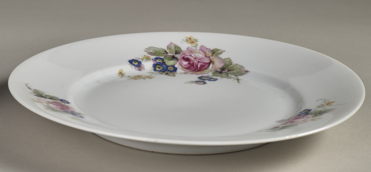 Talerz płytki, widok od boku, zdjęcie do kart