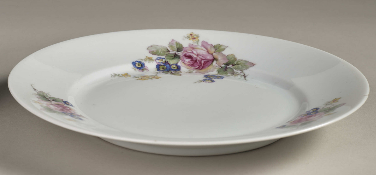 Talerz płytki, widok od boku, zdjęcie do kart