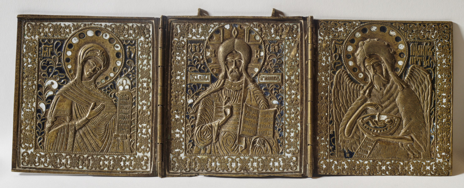 ikona Deesis w wariancie podstawowym, z wizerunkami Chrystusa Pantokratora na środkowym oraz Bogurodzicy i Jana Chrzciciela na bocznych skrzydłach tryptyku; po złożeniu na licu Krzyż Golgocki w otoczeniu symboli Ewangelistów; inskrypcje cyrylickie opisujące postacie i przedstawienie: Pantokratora