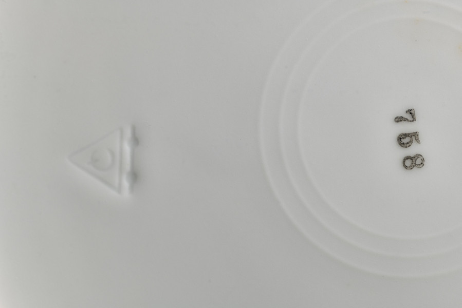 Talerz płytki, widok fragmentu z sygnaturą, zdjęcie do kart