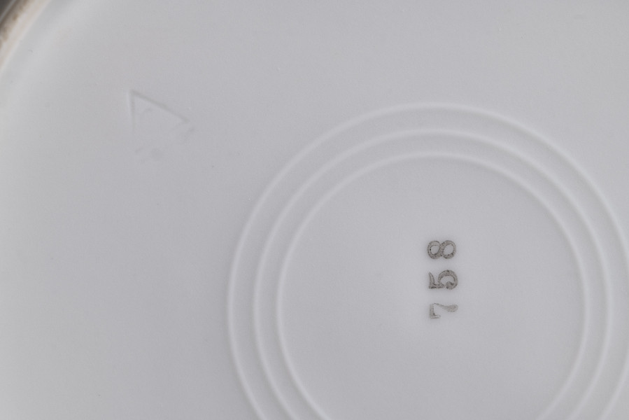 Talerz deserowy zdobiony trzema rzucikami kwiatowymi (róże, niezapominajki)