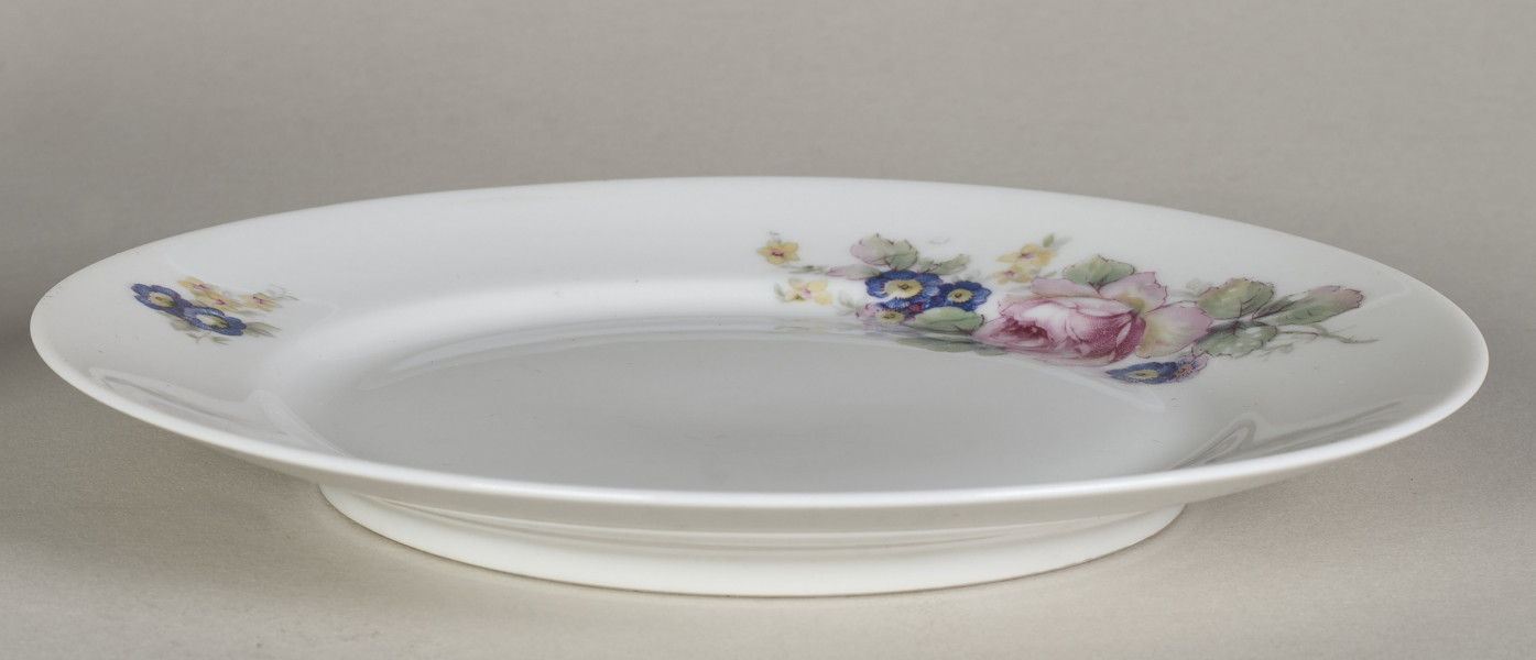 Talerz deserowy zdobiony trzema rzucikami kwiatowymi (róże, niezapominajki)