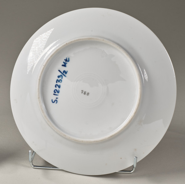 Talerz deserowy zdobiony trzema rzucikami kwiatowymi (róże, niezapominajki)