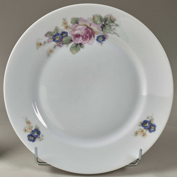 Talerz deserowy zdobiony trzema rzucikami kwiatowymi (róże, niezapominajki)