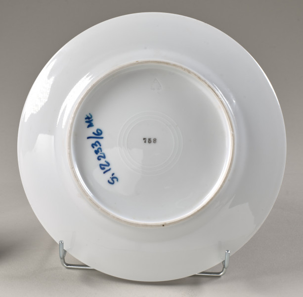 Talerz deserowy zdobiony trzema rzucikami kwiatowymi (róże, niezapominajki)