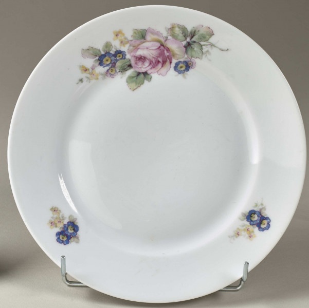 Talerz deserowy zdobiony trzema rzucikami kwiatowymi (róże, niezapominajki)