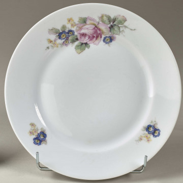 Talerz deserowy zdobiony trzema rzucikami kwiatowymi (róże, niezapominajki)