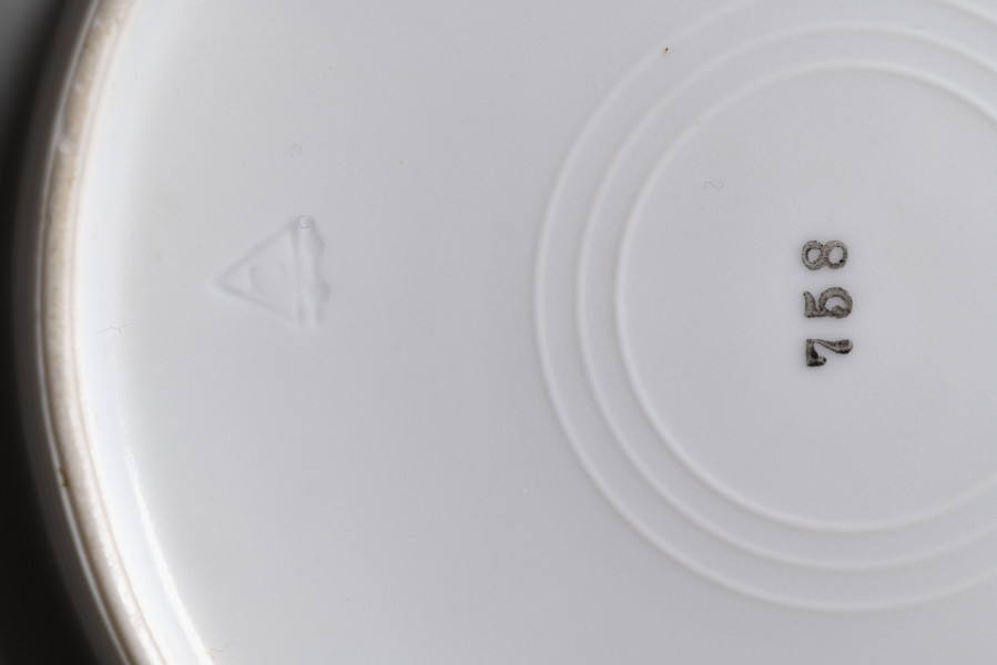 Talerz deserowy zdobiony trzema rzucikami kwiatowymi (róże, niezapominajki)