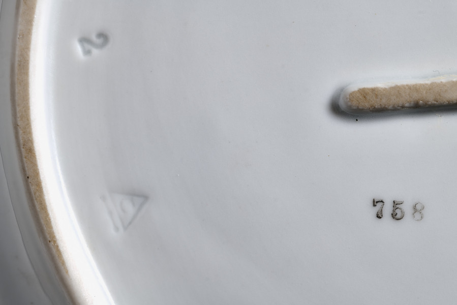 Salaterka czworokątna zdobiona trzema rzucikami kwiatowymi(róże, niezapominajki), widok od boku, zdjęcie do kart