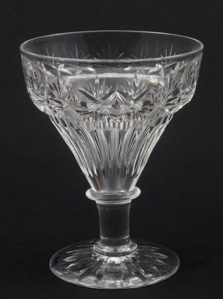 Kieliszek okrągły, ozdobiono szlifowaną dekoracją rośliną