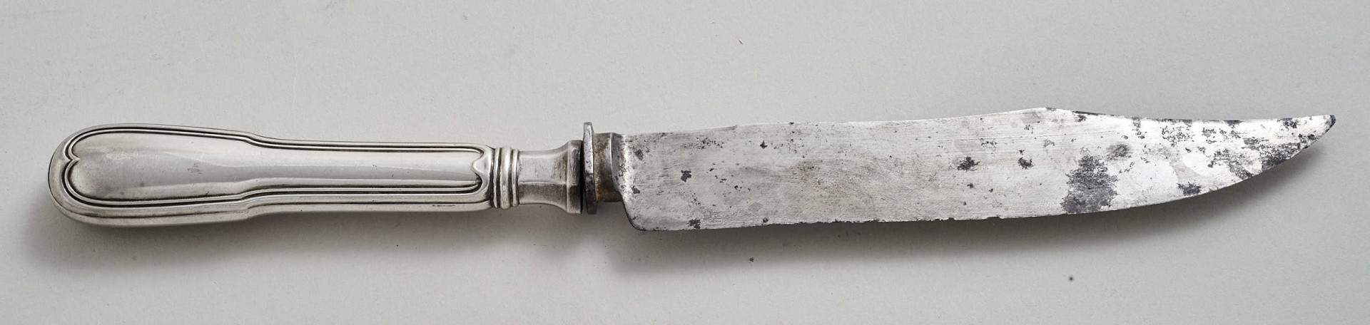 Nóż duży - środek stołu