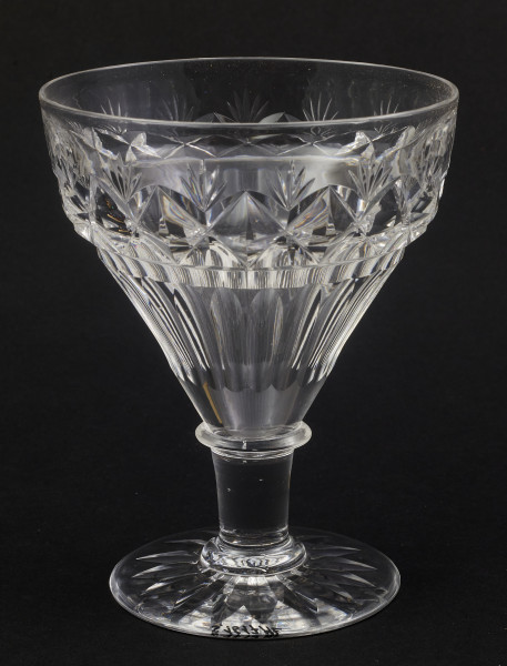 Kieliszek okrągły, ozdobiono szlifowaną dekoracją rośliną. 