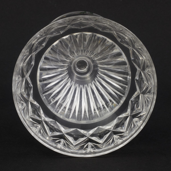 Kieliszek okrągły, ozdobiono szlifowaną dekoracją rośliną