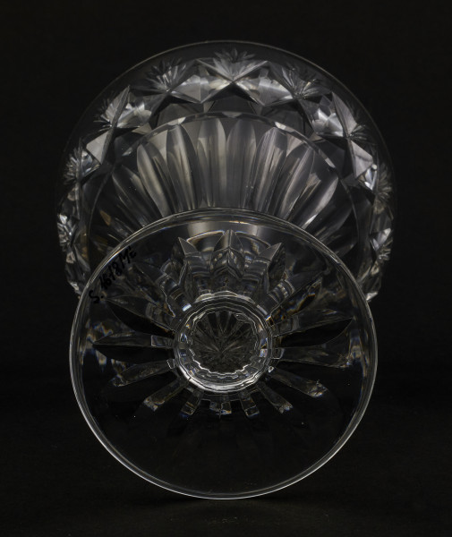 Kieliszek okrągły, ozdobiono szlifowaną dekoracją rośliną. 