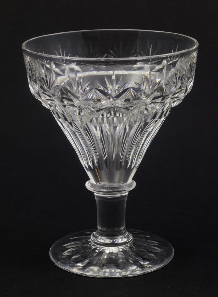 Kieliszek okrągły, ozdobiono szlifowaną dekoracją rośliną