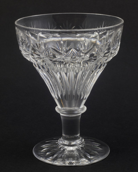 Kieliszek okrągły, ozdobiono szlifowaną dekoracją rośliną