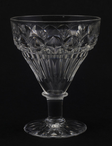 Kieliszek okrągły, ozdobiono szlifowaną dekoracją rośliną. 