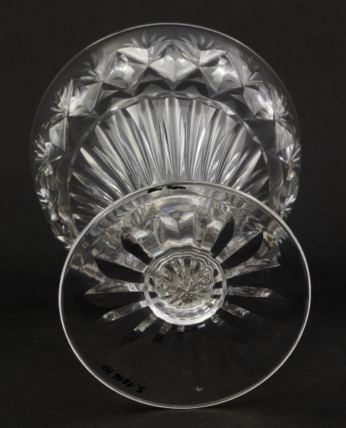 Kieliszek okrągły, ozdobiono szlifowaną dekoracją rośliną