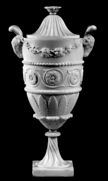 Wykonane z alabastru naczynie, na stopie z kwadratową podstawą