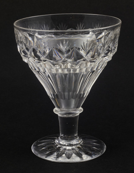 Kieliszek okrągły, ozdobiono szlifowaną dekoracją rośliną. 