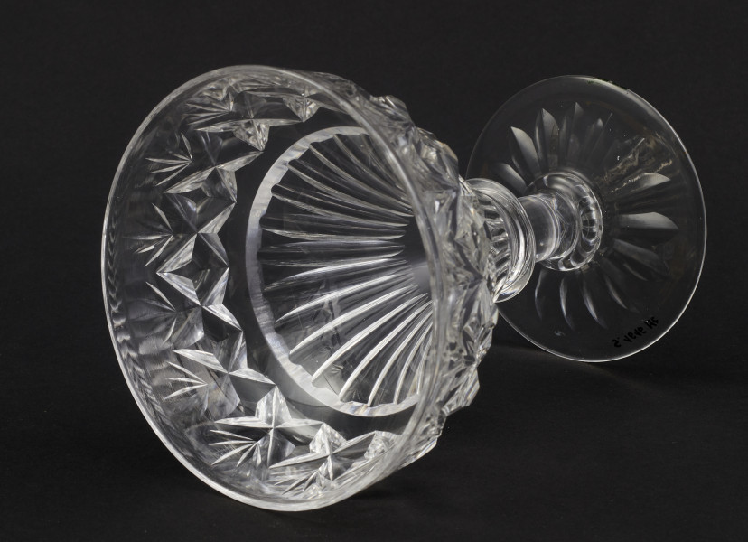 Kieliszek okrągły, ozdobiono szlifowaną dekoracją rośliną