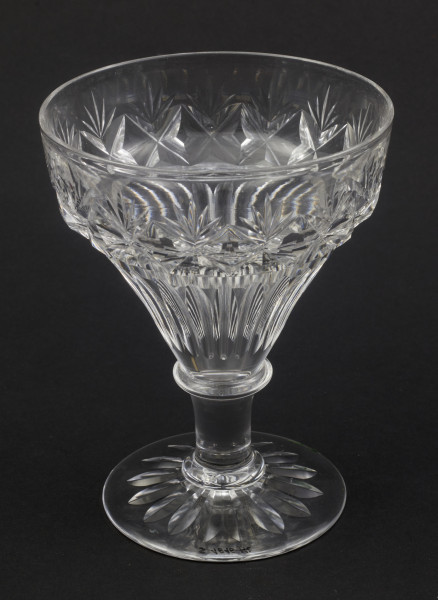 Kieliszek okrągły, ozdobiono szlifowaną dekoracją rośliną