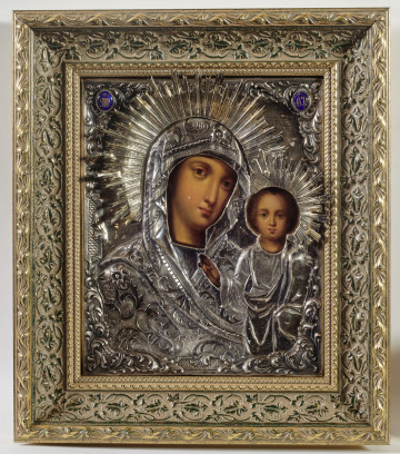 : ikona w okładzie, z popiersiowym wizerunkiem Bogurodzicy Hodigitrii i frontalnie ukazanym Dzieciątkiem stojącym po prawej stronie, błogosławiącym prawicą, inskrypcje cyrylickie określające postacie