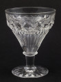 Kieliszek duży, wykonano ze szkła kryształowego
Stopa okrągła, nóżka krótka i szeroka, zakończona pierścieniem, na którym osadzona stożkowata czara. Spód stopy dekorowany płytkim szlifem o motywie wielopłatkowego kwiatka.
