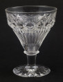 Kieliszek duży, wykonano ze szkła kryształowego
Stopa okrągła, nóżka krótka i szeroka, zakończona pierścieniem, na którym osadzona stożkowata czara. Spód stopy dekorowany płytkim szlifem o motywie wielopłatkowego kwiatka.
